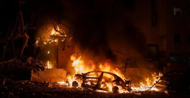 photo  un incendie provoqué par une frappe de missile iranien à tel aviv, en israël, samedi 28 février 2026.  &copy;  erik marmor / getty images via afp 