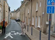 photo  jean-françois vaillant, maire délégué de thouarcé (à gauche), et laurent merit, conseiller municipal en charge de ce dossier, dans la rue du moulin, près du pictogramme au sol et des panneaux indiquant la prioritédes usagers et la limitation à 20 km/h. 