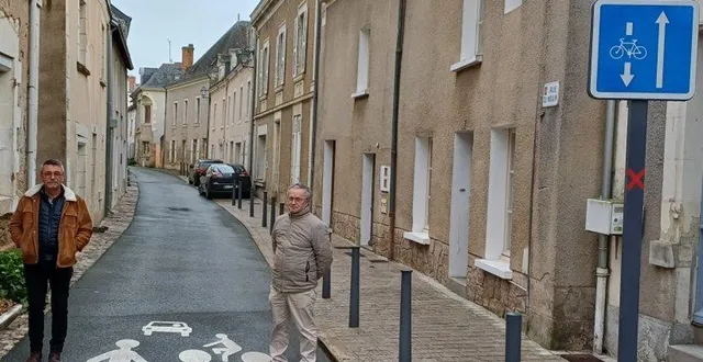 photo  jean-françois vaillant, maire délégué de thouarcé (à gauche), et laurent merit, conseiller municipal en charge de ce dossier, dans la rue du moulin, près du pictogramme au sol et des panneaux indiquant la prioritédes usagers et la limitation à 20 km/h.  &copy;  co 