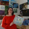 photo  mélanie et ses tableaux.  