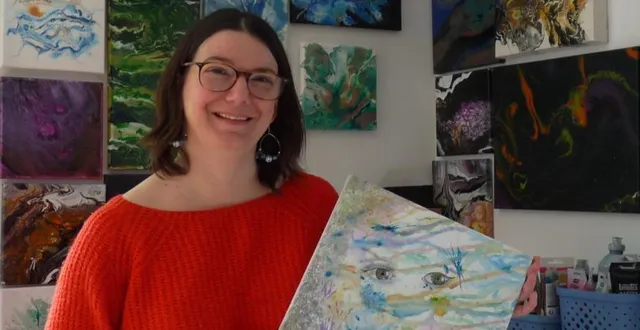 photo  mélanie et ses tableaux.   &copy;  co 