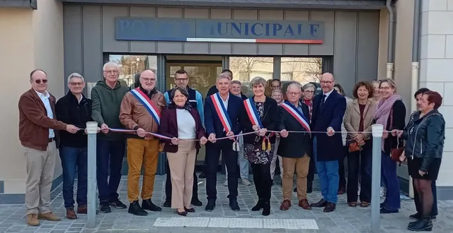 photo  geneviève stall, entourée des élus et représentants officiels, a coupé le ruban lors de l’inauguration du nouveau poste de police municipale.  &copy;  co 