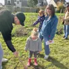 photo les parents présents ont pu planter un arbre pour marquer la naissance de leur enfant.