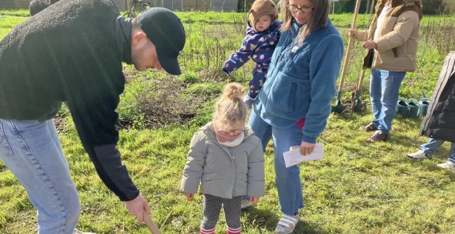 photo  les parents présents ont pu planter un arbre pour marquer la naissance de leur enfant.  &copy;  co 