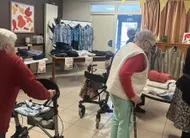 photo  la salle d’activité de l’ehpad l’angevinière a été transformée en boutique éphémère le temps d’une journée. 