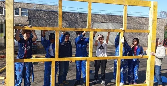 photo  dallia, rania, choupi, enzo, mehdi et adam, âgés de 14 à 17 ans, ont travaillé de lundi à vendredi.  &copy;  les maisons pour tous 