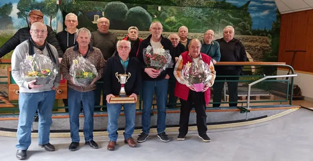 photo  vendredi 20 février, l’ultime partie du 35e challenge des retraités cantonaux organisé par l’entraide avec 47 équipes de deux joueurs a eu lieu à la société tivoli de corné. la finale a opposé l’union comète de beaufort contre le milieu de mazé. après deux heures de spectacle, l’union comète s’est imposée, 12 à 4. le président de l’association a remercié les sociétés qui ont prêté leur jeu ainsi que les bénévoles de la société tivoli qui ont préparé la journée et lu le palmarès. 1er : ivan gilbert et claude cassin (l’union comète de beaufort) ; 2e : thierry metivier et andré dalibon (le milieu de mazé).  &copy;  document remis 