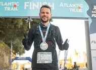 photo  emmanuel bonnier franchit la ligne d’arrivée de l’atlantic’trail en premier sur le port de pornic et devient le premier vainqueur de l’épreuve. 