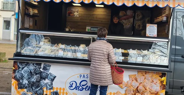 photo  nathalie bonard installe son camion de raviolis, lasagnes et autres pâtes fraîches sur le petit mail pour le marché du lundi.  &copy;  le maine libre 