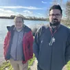 photo  carlos zamora (à droite) et christophe poirier, le nouveau moniteur du club de voile de la flèche avec le président. 