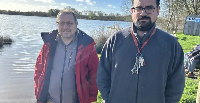photo  carlos zamora (à droite) et christophe poirier, le nouveau moniteur du club de voile de la flèche avec le président.  &copy;  le maine libre 