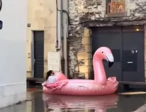 photo  une ��bou�e flamant rose g�ante�� a pu �tre aper�ue dans les rues d’angers ces derniers jours�(maine-et-loire). 