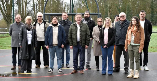 photo  la liste «fillé en commun» du maire sortant luc-marie faburel. absents : stéfanie et aline hareau, jennifer berthelot,  stéphane amoneau, didier duvauchel et jordan peronnet.  &copy;  ouest-france 