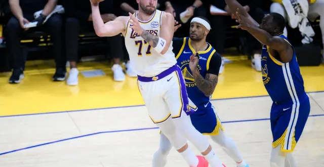 photo  pour le jour de son anniversaire, luka doncic a brillé sur le aprquet des golden state warriros en inscrivant 26 points dans la nuit du 1er mars.  &copy;  tayfun coskun / afp 