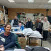 photo dans la salle de pique où sont effectués différents travaux de couture, deux salariées de l’atelier avec élise cousin, référente technique, et christelle lecoq, conseillère en insertion ; à droite, philippe bioteau, directeur, andré peuziat, du bureau, et claude charrais, président.