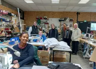 photo  dans la salle de pique où sont effectués différents travaux de couture, deux salariées de l’atelier avec élise cousin, référente technique, et christelle lecoq, conseillère en insertion ; à droite, philippe bioteau, directeur, andré peuziat, du bureau, et claude charrais, président. 