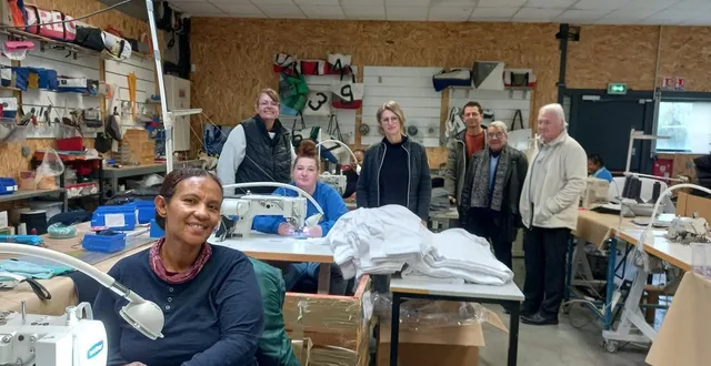 photo  dans la salle de pique où sont effectués différents travaux de couture, deux salariées de l’atelier avec élise cousin, référente technique, et christelle lecoq, conseillère en insertion ; à droite, philippe bioteau, directeur, andré peuziat, du bureau, et claude charrais, président.  &copy;  ouest-france 