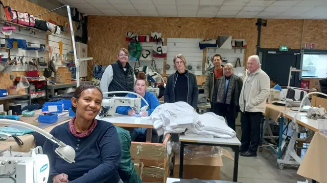 photo info  dans la salle de pique où sont effectués différents travaux de couture, deux salariées de l’atelier avec élise cousin, référente technique, et christelle lecoq, conseillère en insertion ; à droite, philippe bioteau, directeur, andré peuziat, du bureau, et claude charrais, président. 