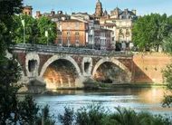 photo  la chaleur de la ville rose et de ses murs en brique, traversée par la garonne où les toulousains aiment flâner. 