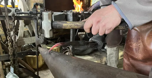 photo  les deux participants présents, ici nicolas, ont pu s’exercer à taper le fer sur les enclumes.  &copy;  le maine libre 