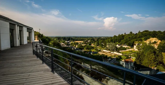 photo  sur le coteau de parnay, le domaine viticole de rocheville.  &copy;  domaine de rocheville 