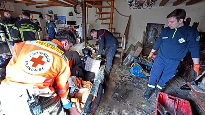 photo  ce samedi 28 février, après les crues importantes dans le village de cheffes (maine-et-loire), les équipes de bénévoles de la croix-rouge, ainsi que des pompiers et des secouristes, aident les sinistrés les plus touchés. 