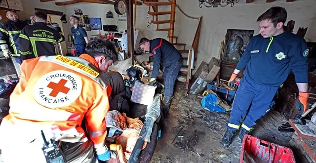 photo  ce samedi 28 février, après les crues importantes dans le village de cheffes (maine-et-loire), les équipes de bénévoles de la croix-rouge, ainsi que des pompiers et des secouristes, aident les sinistrés les plus touchés.  &copy;  jérôme fouquet/ouest-france 