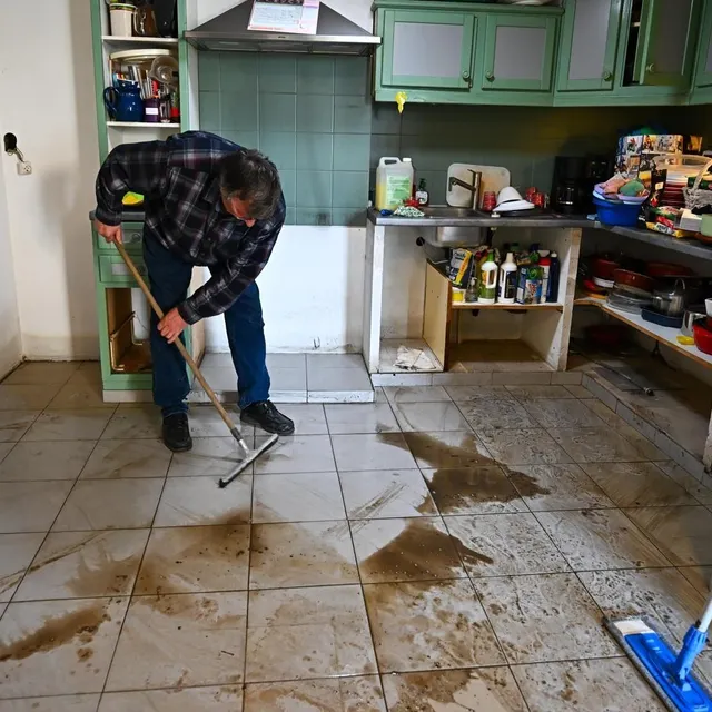 photo un habitant profite de la décrue pour commencer le nettoyage de sa maison.  ©  franck dubray / ouest france