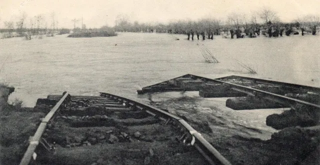 photo  le 2 décembre 1910, la levée du chemin de fer est coupée, à varades. la circulation des trains est interrompue jusqu’au 21 janvier suivant..  &copy;  collection particulière 