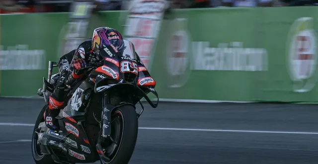 photo  marco bezzecchi a remporté le premier grand prix de la saison en thaïlande, dimanche 1er mars.  &copy;  lillian suwanrumpha / afp 