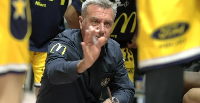 photo  laurent hay a salué la « vraie performance » de son équipe sur le parquet de la jsa bordeaux.  &copy;  co - benoit felace 