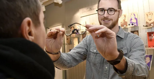 photo  baptiste plantier, gérant de la maison d’optique et d’audition acuitis, ne veut pas quitter le centre-ville de niort.  &copy;  co - marie delage 