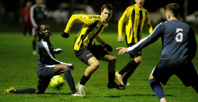 photo  melle, stade du pinier, samedi soir. la lutte a été âpre, mais les jaune et noir de l’es celles-verrines ont dominé leurs voisins de l’as pays mellois.  &copy;  co – christophe bernard 