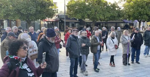 photo  à l’appel du comité amérique latine de caen, d’organisations syndicales et autres organisations militantes, environ 80 personnes ont participé à un rassemblement de soutien au peuple cubain ce samedi 28 février 2026, place du théâtre, à caen (calvados).  &copy;  ouest-france 