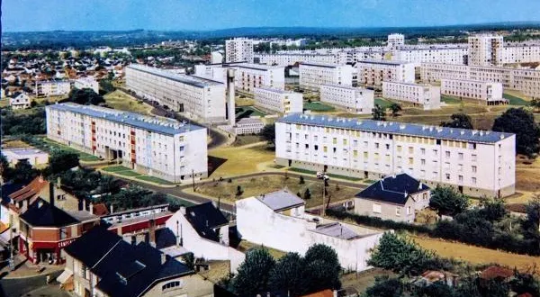 photo  le quartier des glonnières, au mans, est reconnaissable grâce à ses immeubles aux mêmes formes.  &copy;  (c) région pays de la loire - inventaire général - pierre-bernard fourny 