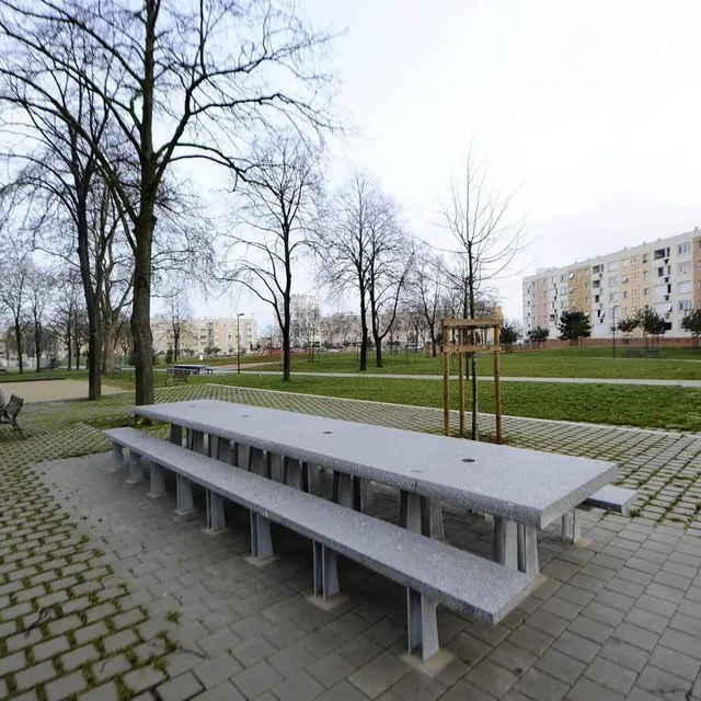 photo au niveau des immeubles d’habitation, des espaces verts et aires de jeux pour les résidents.  ©  archives le maine libre - denis lambert