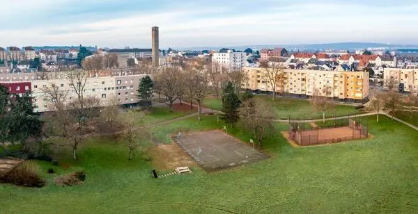 photo les espaces de loisirs sont au cœur du quartier.  ©  (c) région pays de la loire - inventaire général - pierre-bernard fourny