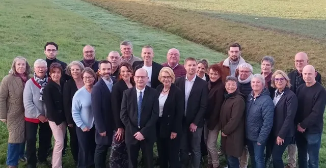 photo  marc pierrot, au centre, entouré de ses colistiers (absents sur la photo : fanny delmur, tony guillevic, franck valet, patrick brisset, katia andré).  &copy;  ouest-france 