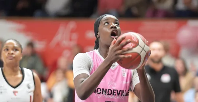 photo  le nouveau double-double réalisé par hatoumata diakité n’aura pas suffi.  &copy;  guillaume marie 