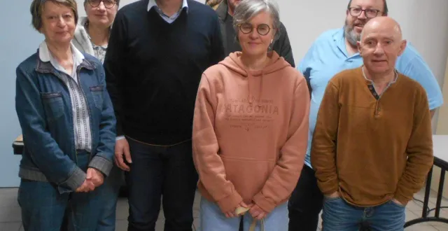 photo  le nouveau comté de direction : annie faisandel, lydia gouin, jean-marc travers, hélène ripoche, le président, stéphane marandeau et le maire, hervé roncière.  &copy;  ouest-france 
