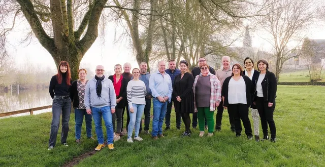 photo  de gauche à droite : élodie pierrat, marylaine piton, bruno baudet, julie ménard, jean étienne rime, sophie le glaunec, noam piton, arnaud freulon, antoine meignan, juanita foucher (tête de liste), sylvain puaud, odile fertun, pascal tronche, maria deziles, alix de sazilly, valérie bossé. absent sur la photo : dominique foulonneau.  &copy;  photo juvardeil, notre village, notre avenir ensemble 