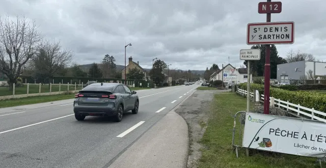 photo  la rn 12 passe à saint-denis-sur-sarthon (orne).  &copy;  ouest-france 