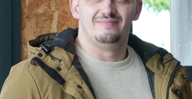 photo  christophe van landewick, 40 ans, démarre une carrière de secrétaire assistant.  &copy;  afpa pays de la loire 