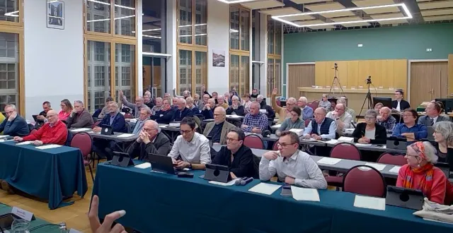 photo  le vote du budget 2026 de la communauté de communes terres d’argentan a été marqué par quatre voix contre et huit abstentions, sur les soixante-dix élus présents ou représentés.  &copy;  capture écran youtube terres d’argentan 