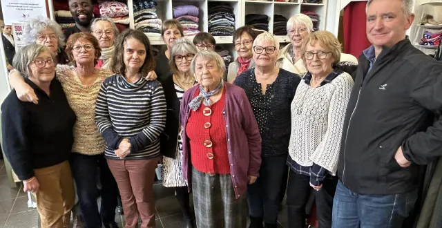 photo  renée, entourée ici des bénévoles du secours populaire présents lundi 23 février 2026 à granville (manche).  &copy;  ouest-france 