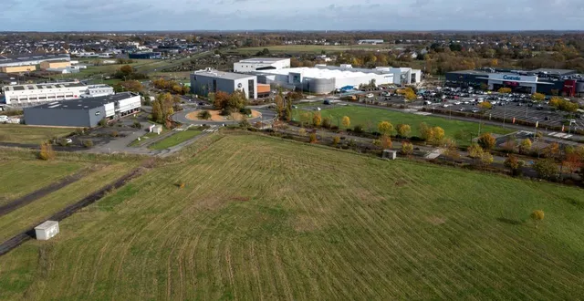 photo  créée en 2007, la zac de moulin marcille 2 comprenait 30 hectares, dont 19,5 cessible. elle arrivera à saturation après l’implantation, sur cette parcelle vacante, du complexe de sort et loisirs l’autre usine.  &copy;  josselin clair 