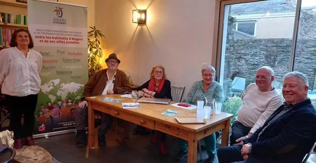 photo  de chaque côté de l’affiche, la coprésidente emmanuelle fumat et le coprésident alexandre czeladka, avec des adhérentes de l’association aaj et d’autres associations sympathisantes ou partenaires d’animations.  &copy;  ouest-france 