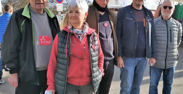 photo  les membres du parti communiste d’arnage présents sur le marché ce samedi 28 février 2026.   &copy;  le maine libre 