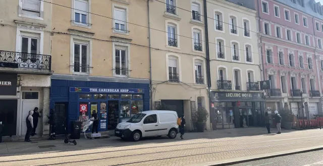 photo  l’avenue leclerc, au mans, a l’objet de plusieurs fermetures administratives de commerce en 2025. des contrôles de police y sont aussi effectués régulièrement.  &copy;  ouest-france 