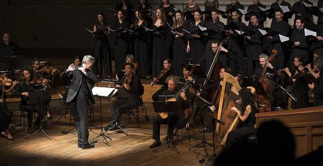 photo  vincent dumestre (ici dirigeant son ensemble, le poème harmonique), a imaginé un opéra de poche à partir de l'intermezzo composé par gasparini au xviiie siècle, inspiré par « l'avare », la pièce de molière.  &copy;  lukas beck 